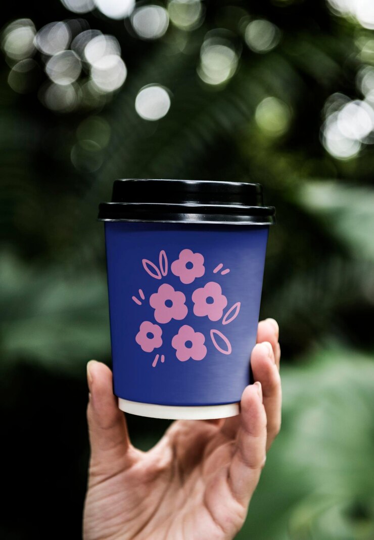 PSD kaffeebecher-mockup mit rosa blumen-design-psd