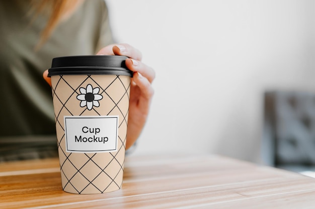 Kaffeetasse mit Handmodell