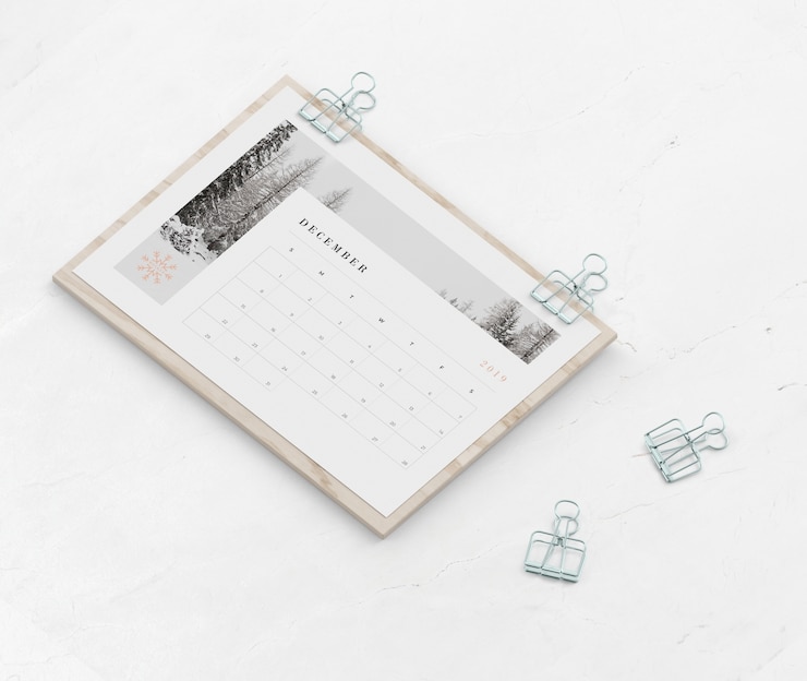 PSD kalender auf holzbrett mit clippers gefangen