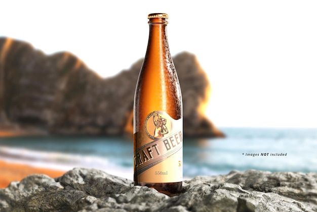 Kalte bierflasche am strand mockup