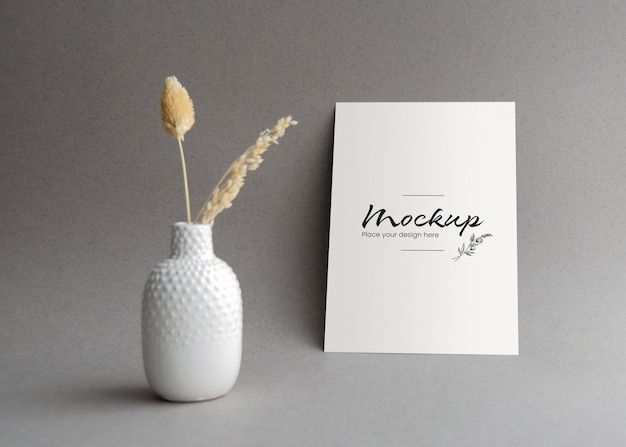 Karte-Mockup mit weißer Keramikvase