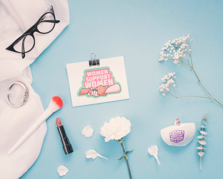 PSD kartonmodell mit blumen und make-up auf blauem hintergrund