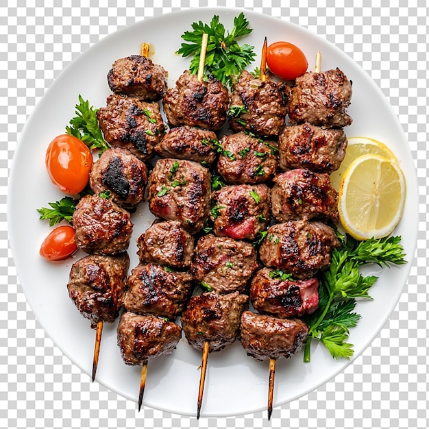 Kebab de bœuf grillé sur une assiette blanche vue de haut isolée sur un fond transparent
