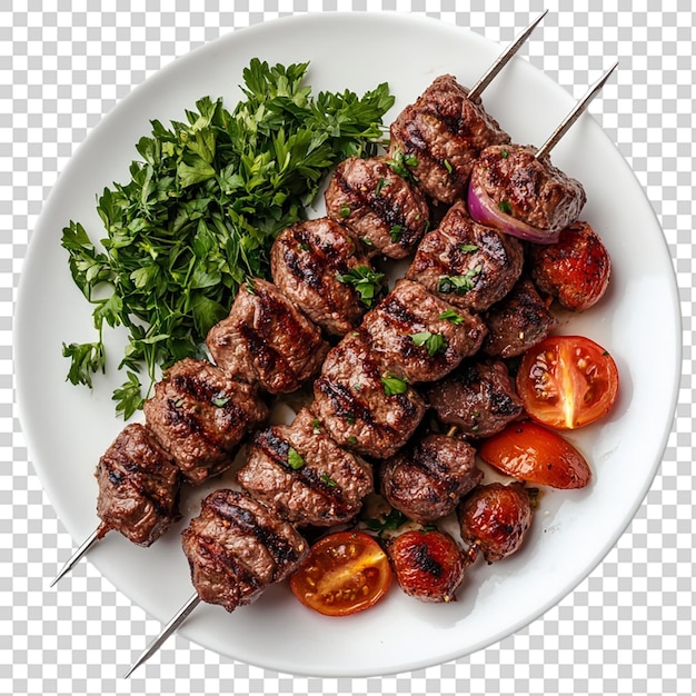 Kebab de bœuf grillé sur une assiette blanche vue de haut isolée sur un fond transparent