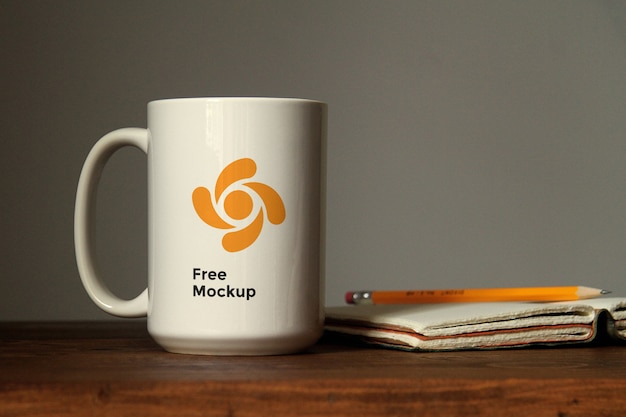 Keramik Cup auf Tabelle Mockup