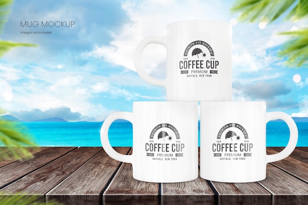 Keramisches kaffeetassenmodell eines stapels von drei bechern auf strandhintergrund