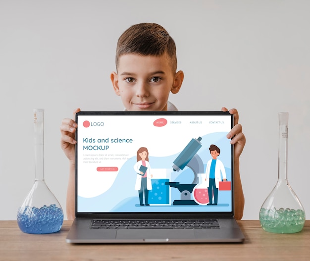Kind im naturwissenschaftlichen Unterricht mit Laptop-Modell