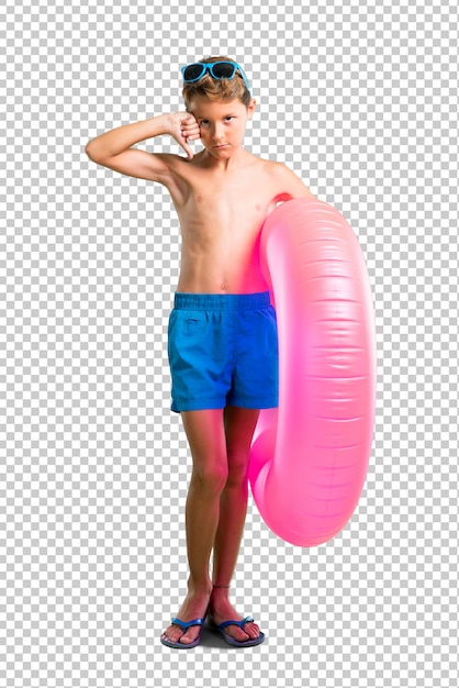 Kind in den sommerferien daumen zeigend unten mit negativem ausdruck