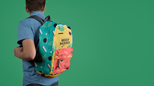 Kind mit Schulrucksackmodell