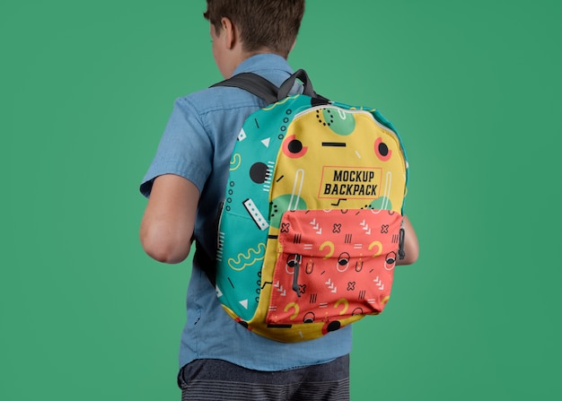 Kind mit Schulrucksackmodell