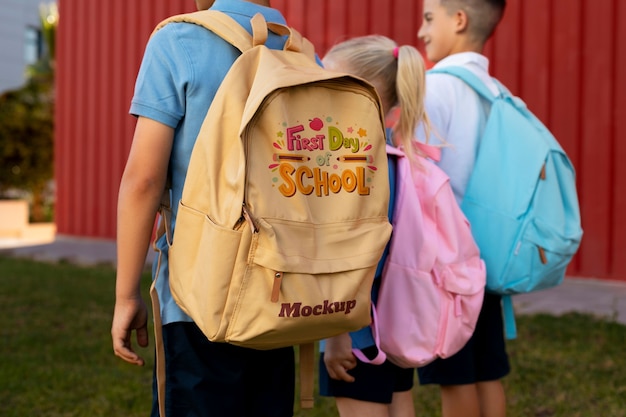 Kinder mit Rucksäcken gehen zurück zur Schule