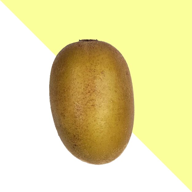 un kiwi está en un fondo amarillo con una franja blanca