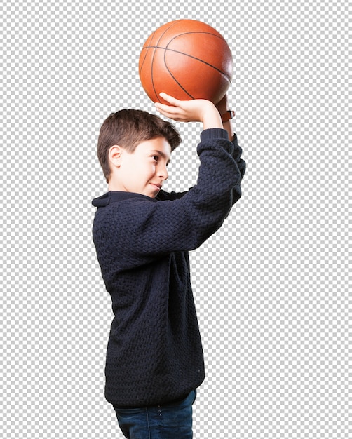 Kleiner junge, der basketball spielt