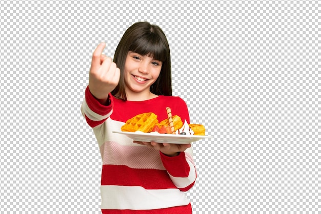 Kleines Mädchen, das Waffeln über isoliertem Chroma-Key-Hintergrund hält und eine kommende Geste macht