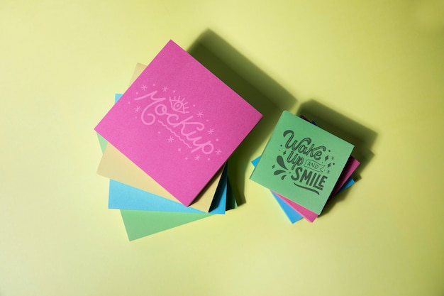 Kleines tragbares Post-it-Noten-Mockup-Design