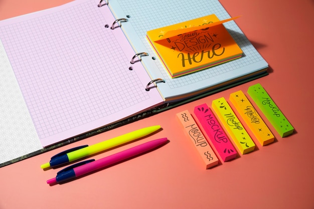 Kleines tragbares Post-it-Noten-Mockup-Design