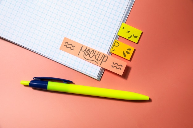 Kleines tragbares Post-it-Noten-Mockup-Design