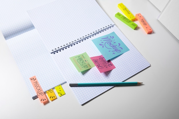 PSD kleines tragbares post-it-noten-mockup-design