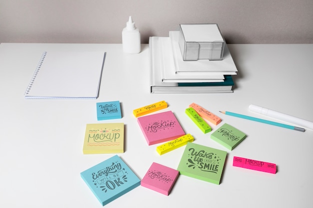 PSD kleines tragbares post-it-noten-mockup-design