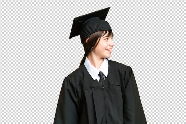 Kleines Universitätsmädchen über isolierter Hintergrundseite