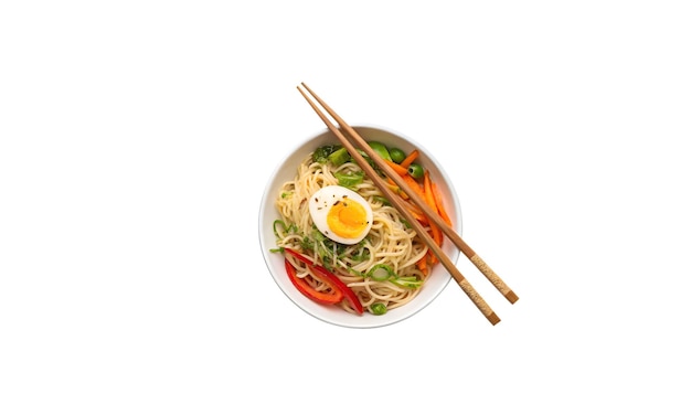 Köstliche Ramen-Nudeln mit Gemüse und einem gekochten Ei