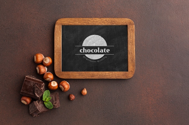 PSD köstliche schokolade mit tafelmodell auf braunem hintergrund