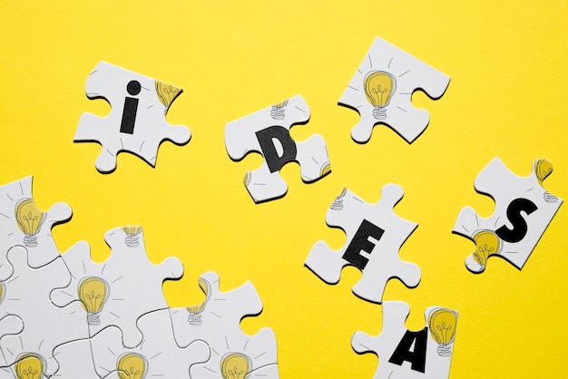 Koncept puzzle s písmeny a žárovkami