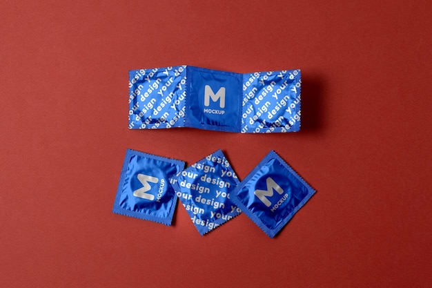 PSD kondome von oben auf rotem hintergrund