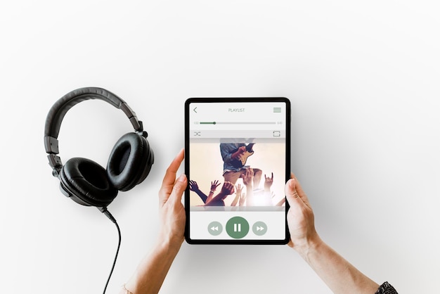 Kopfhörer und Musikstreaming auf einem Tablet-Modell