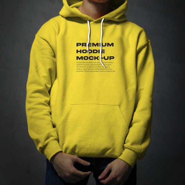 Kostenlose bearbeitbare Mock-up-Vorderansicht des stilvollen Mannes im Hoodie für Ihre Marke