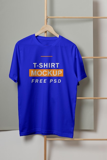 Kostenloses T-Shirt mit einfacher Kleidung