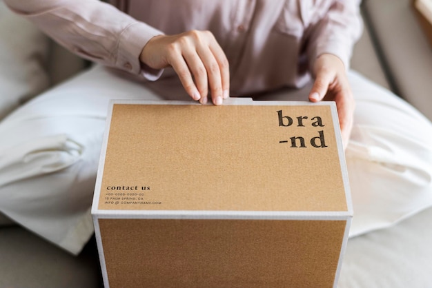 Kraft Box Mockup PSD im Wohnzimmer