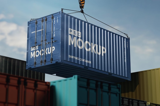 Kran hebt Containermodell an