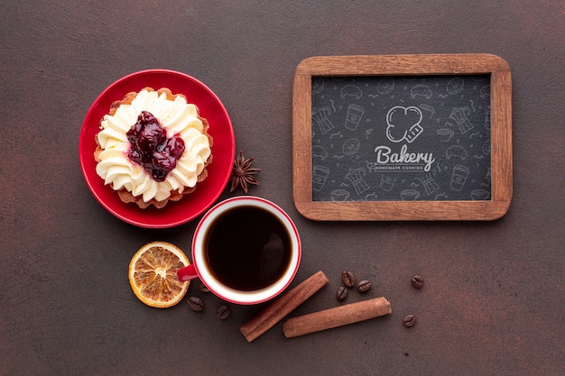 Kuchen mit Modell des schwarzen Kaffees und der Tafel