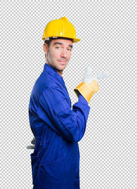 Kühler Arbeiter, der auf weißen Hintergrund zeigt