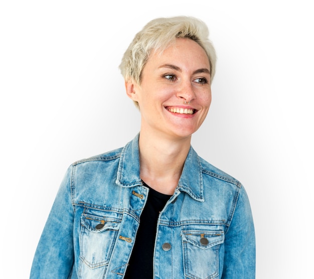 Kurzhaarige blonde Frau in einer Jeansjacke
