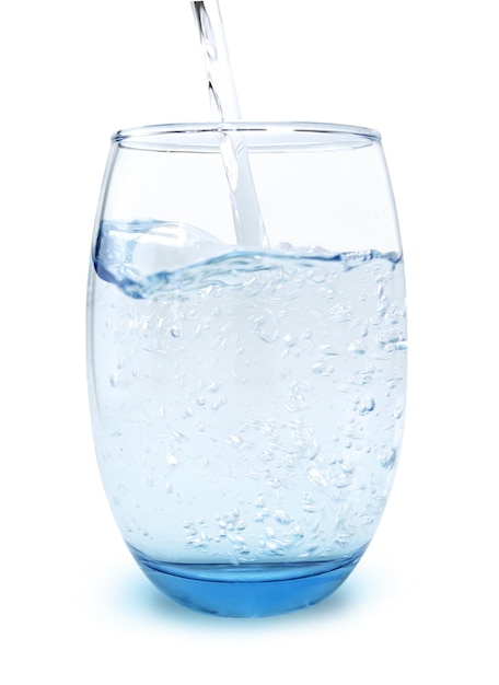 L'acqua viene versata in un bicchiere trasparente che simboleggia rinfresco e idratazione