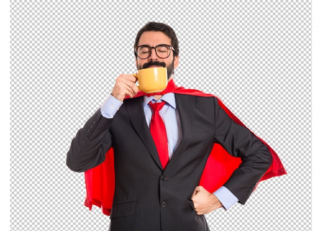 L&#39;uomo d&#39;affari si è vestito come il caffè bevente del supereroe