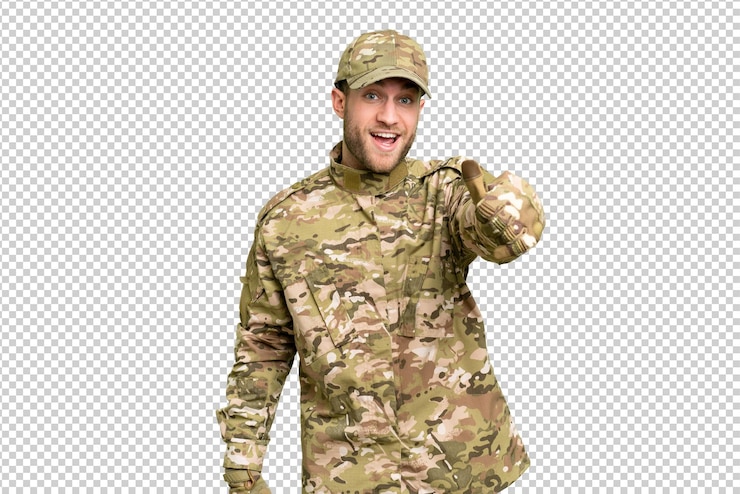 PSD l'uomo militare sopra isolato chroma chiave sfondo con il pollice in alto perché qualcosa di buono è successo