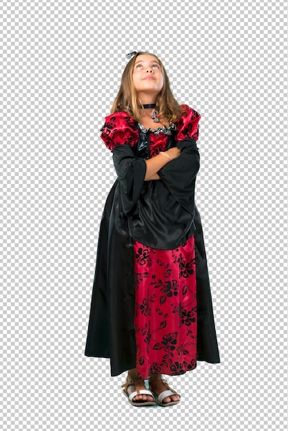 La bambina bionda vestita da vampiro per le vacanze di Halloween si alza e alza lo sguardo