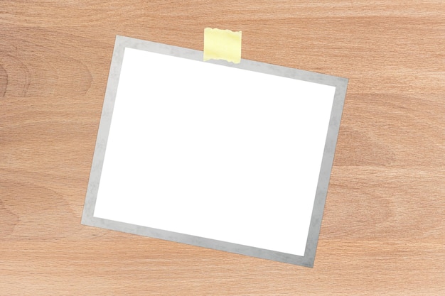 la carta sul tavolo di legno