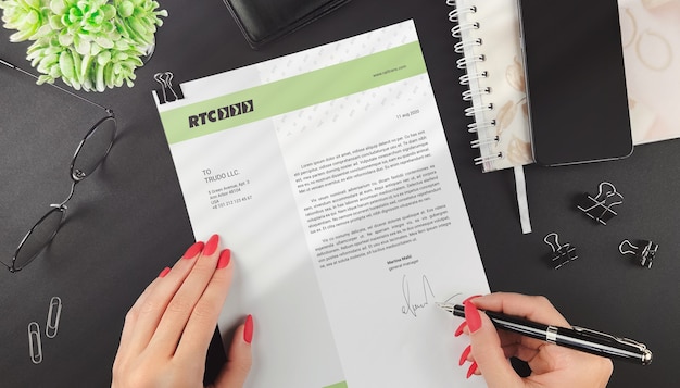 La donna firma un mockup di lettera commerciale