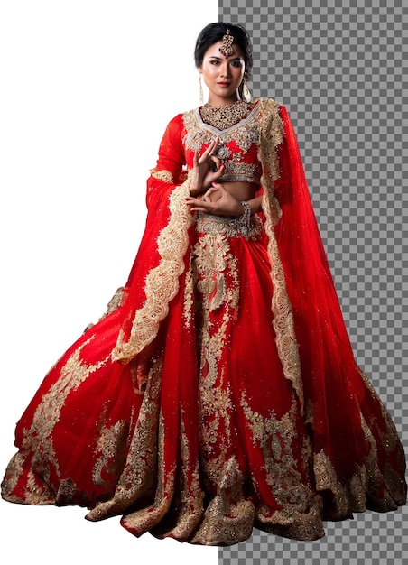 La donna indiana della sposa integrale degli anni '20 indossa il costume tradizionale del vestito da sposa dell'India dell'oro rosso, isolato. Bel sorriso asiatico felice in velo rosa rosso e guarda la telecamera, sfondo bianco da studio