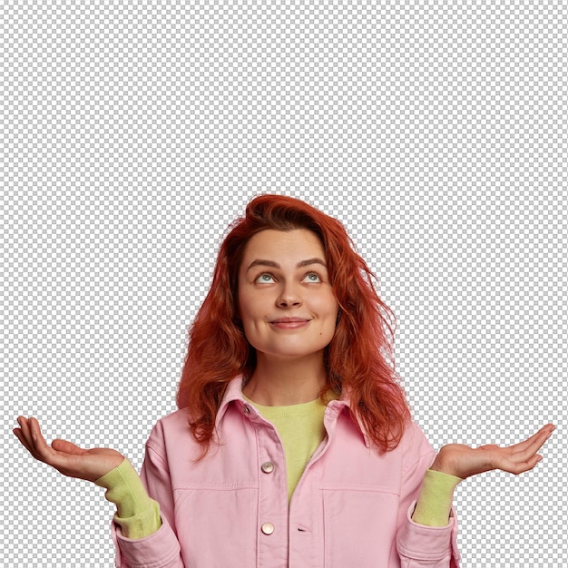 La donna positiva spera che i sogni si avverino si trova con il palmo alzato e guarda in alto fa richiesta ha capelli rossi vestiti con abiti alla moda