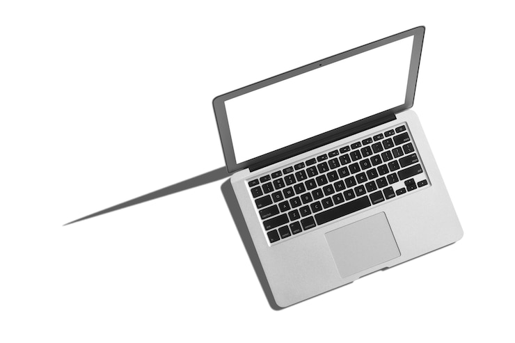 PSD la gente si siede su un lavoro con un computer portatile per un tavolo di colore sullo sfondo della lavagna