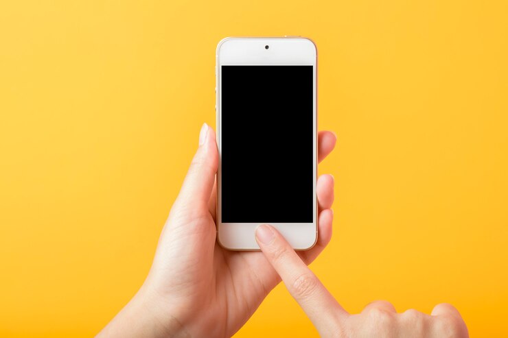 PSD la mano della donna sta tenendo il modello dello smart phone su fondo giallo