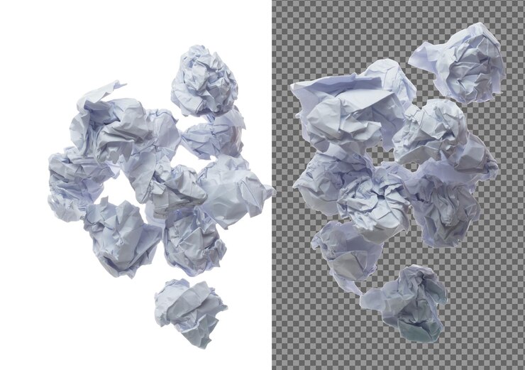 PSD la palla di carta arrugginita è il simbolo della frustrazione, le idee scartate isolate sullo sfondo bianco, la pallina di carta arruggita scrive il processo creativo, la risoluzione dei problemi, il potenziale di innovazione, molti riciclano l'angolo della carta.