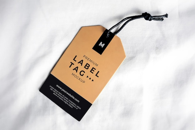 Label tag mockup hängen braun schwarz realistisch