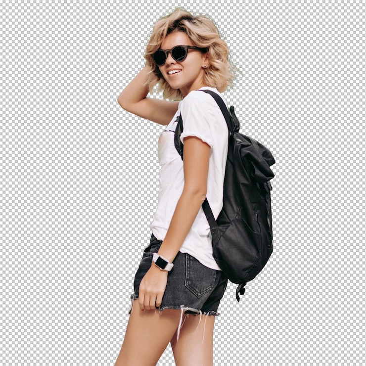 PSD lächelnde, glückliche frau mit kurzer frisur, gekleidet in weißes t-shirt und shorts mit schwarzer sonnenbrille, die in den bergen reist. guter sonniger tag, wandern in den bergen.