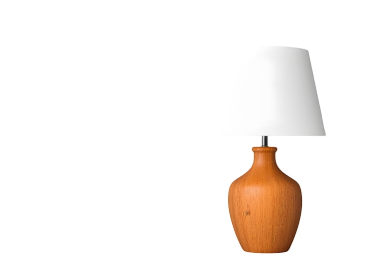 PSD lâmpada de mesa de madeira rústica com sombra branca isolada em fundo branco decoração e iluminação da casa moderna
